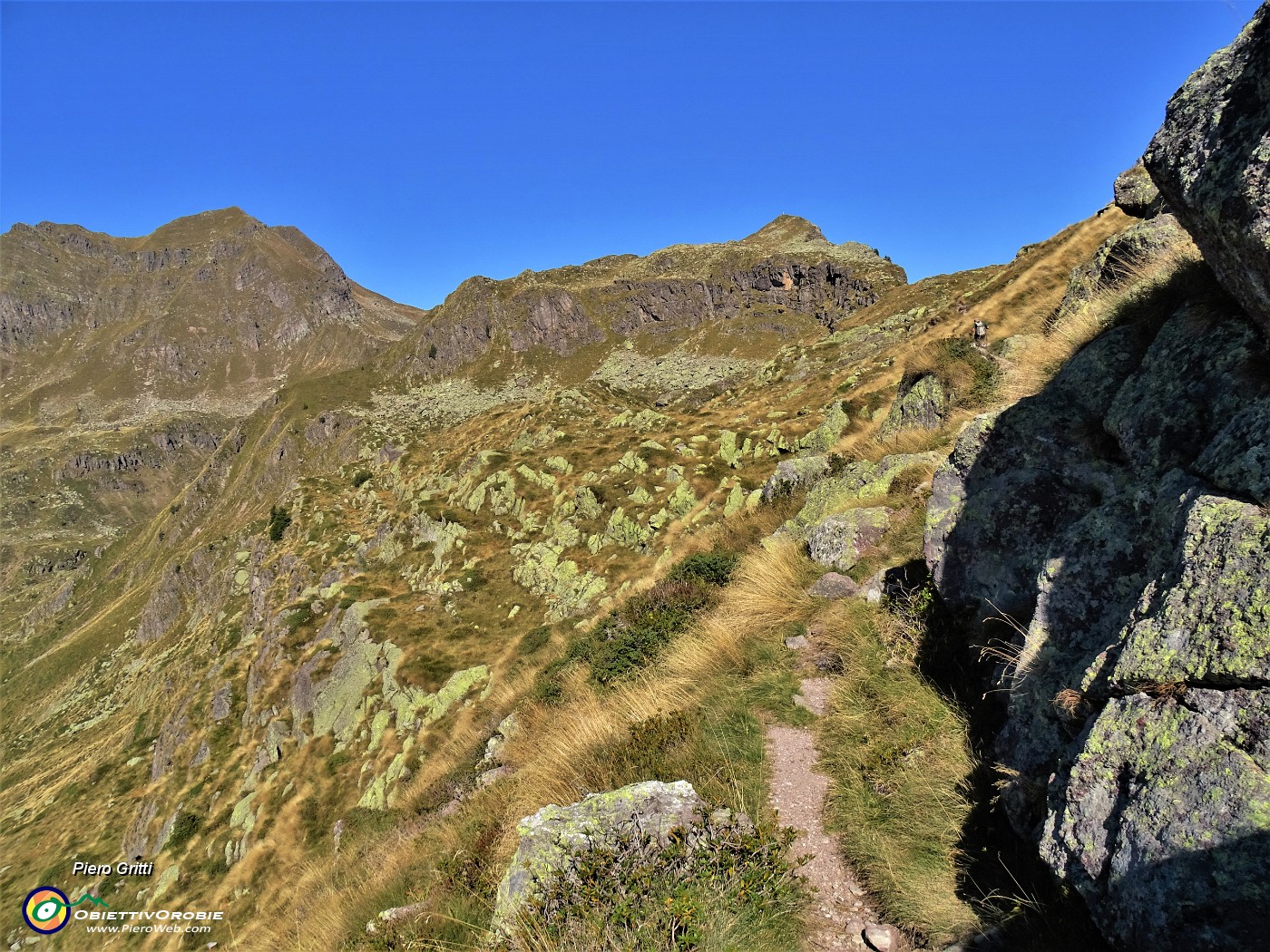 17 Sul fianco occ. del Monte delle galline con vista in Cima di Mezzeno.JPG